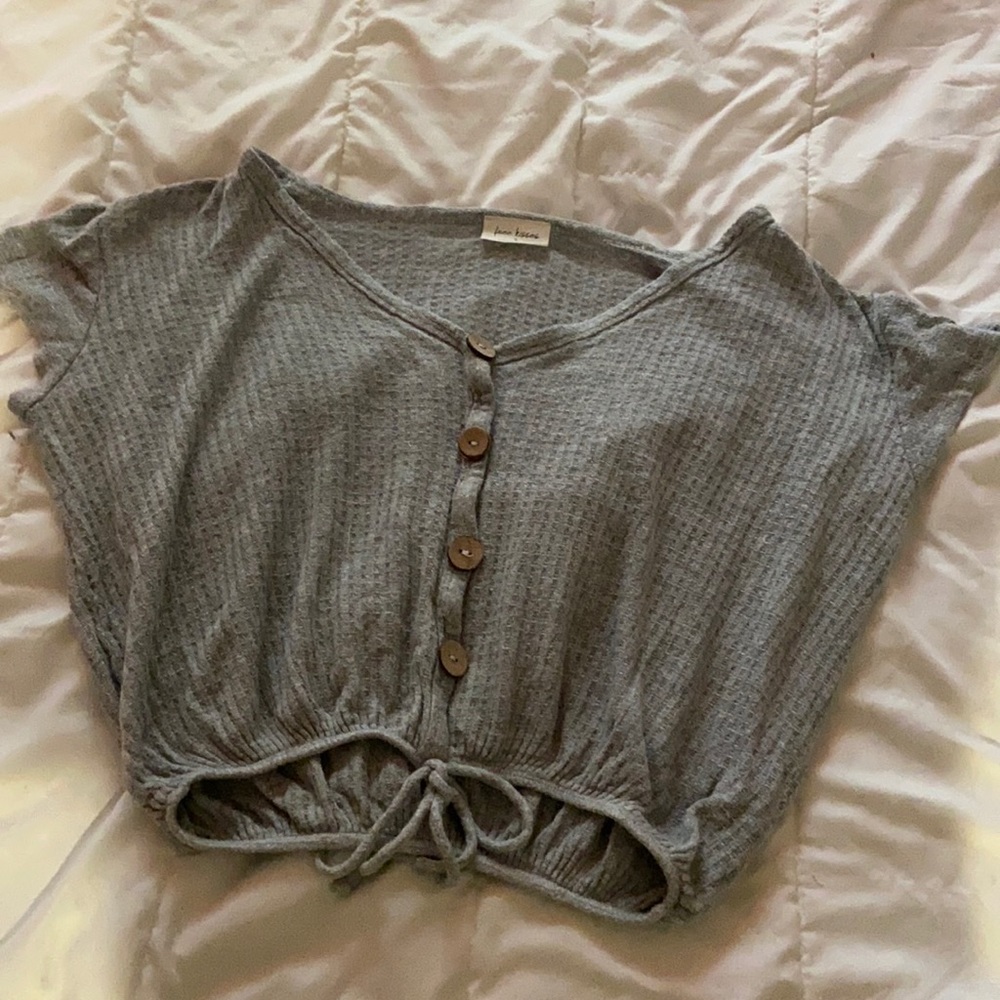Free kisses crop tee